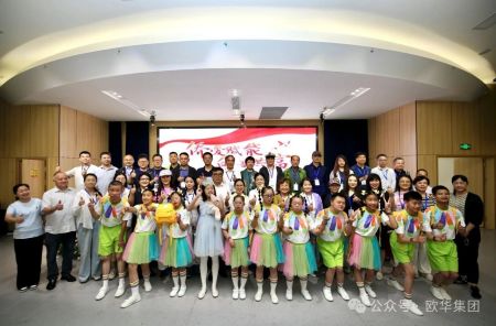 记者团与学生们合影留念