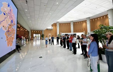 华媒记者团走进桐庐城市规划展示中心