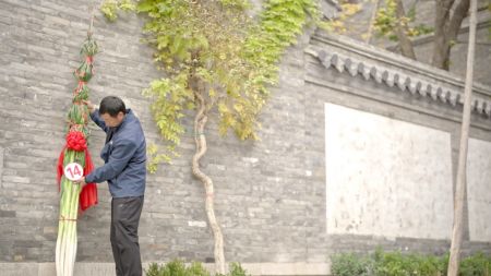 （山东章丘葱农宋光宝和他种出的超过2米的大葱）