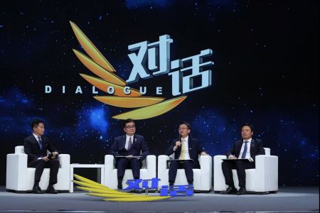 （主持人与日本松下、韩国三星、德国巴斯夫在华外企负责人对话）