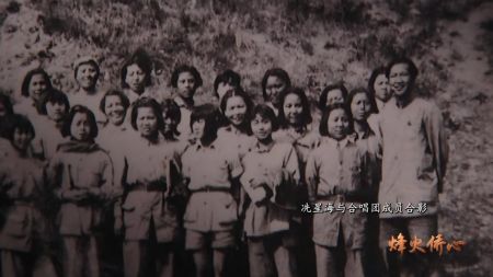 （冼星海（右一）在延安）
