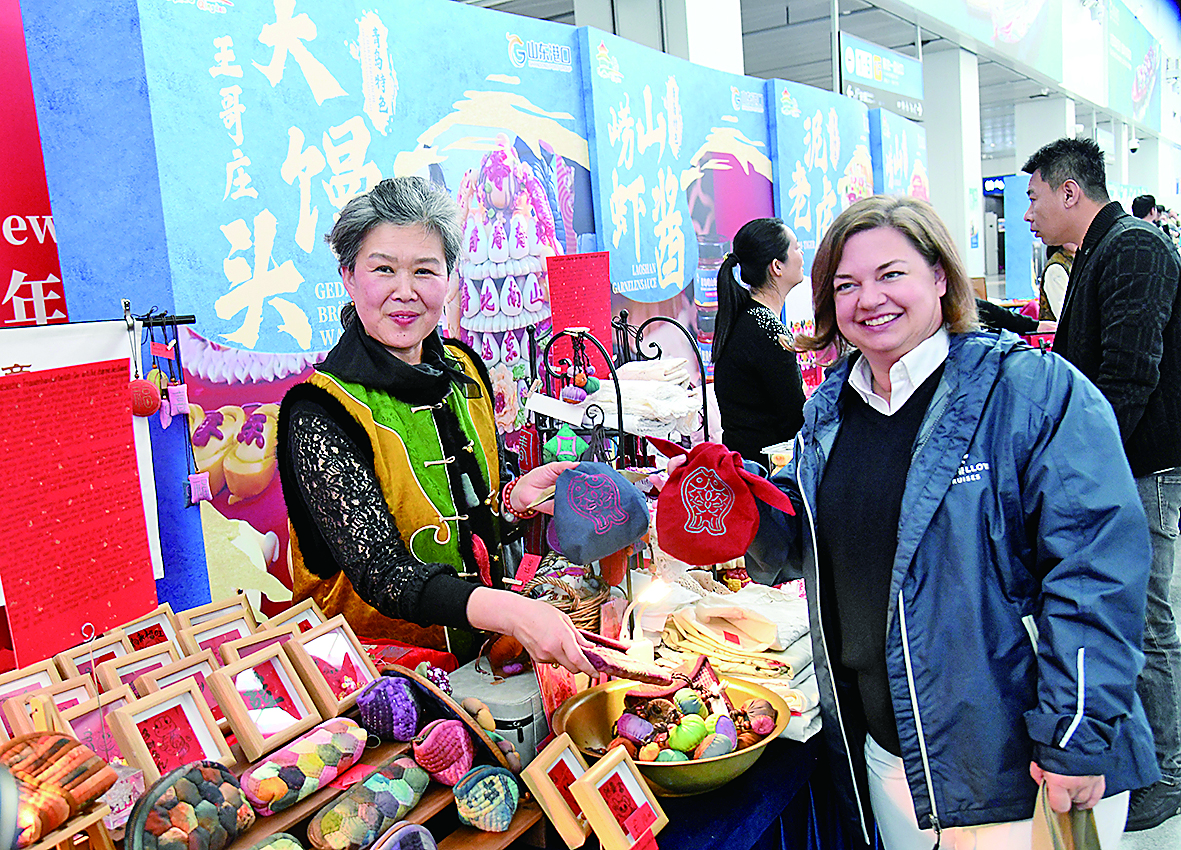 外籍游客在青岛旅游。王