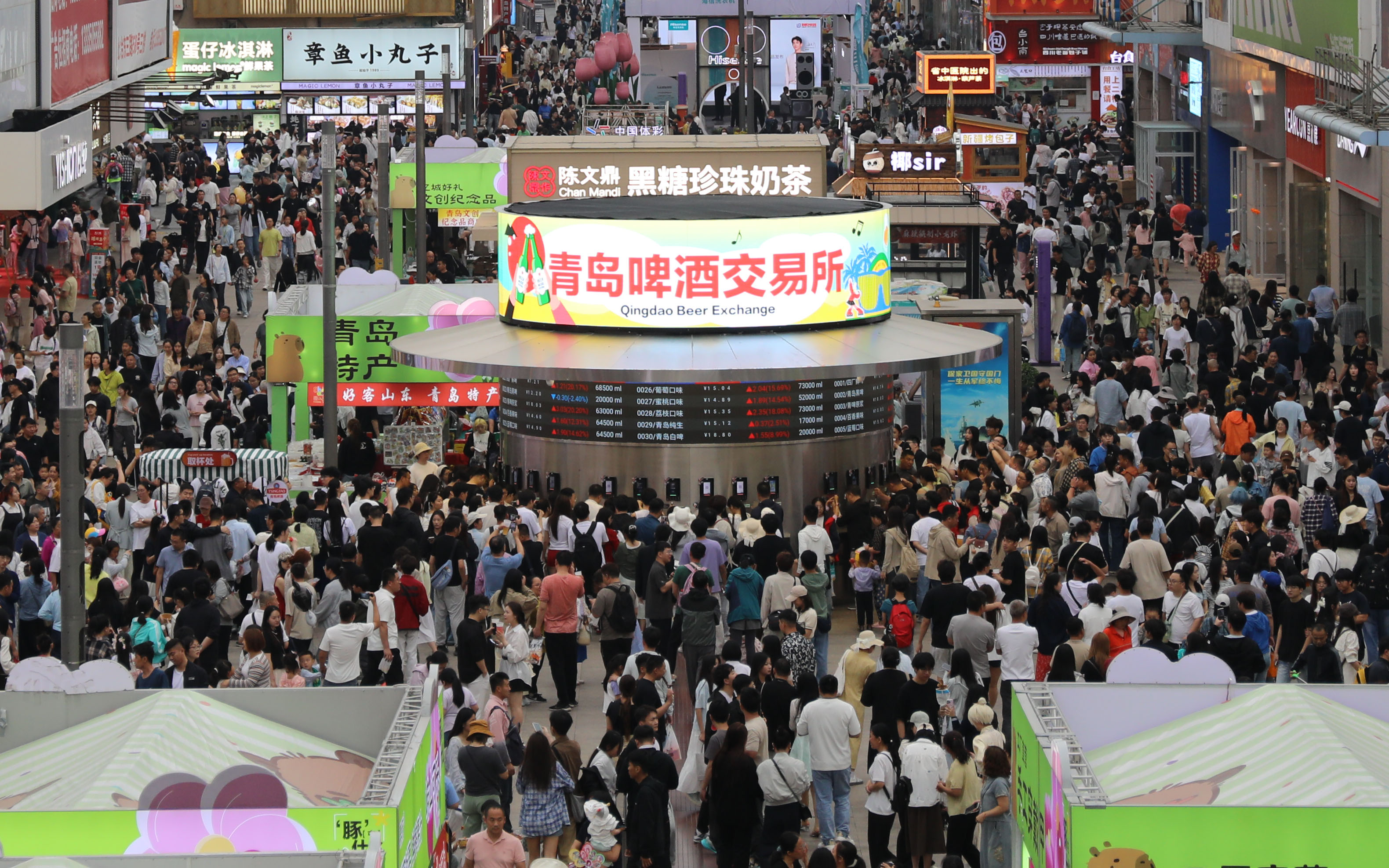 台东步行街“青岛啤酒交易所”前人头攒动。曹现梅
