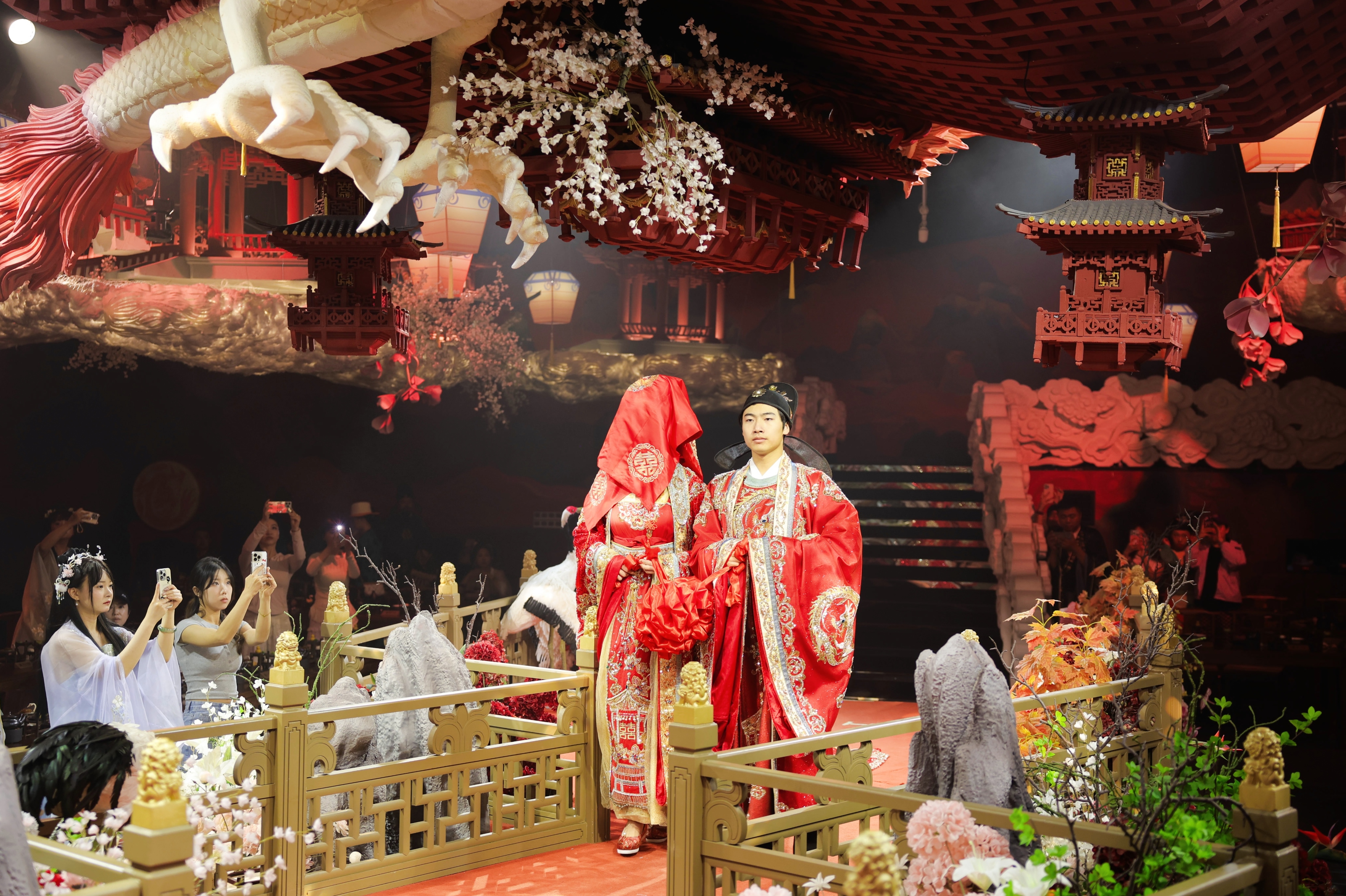游客在青岛邮轮母港穿唐装、吃美食、赏乐舞。