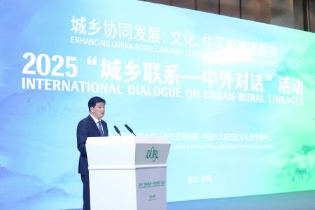 丽水市委常委、宣传部部长叶伯军致辞。 丽水市委常委、宣传部部长叶伯军致辞。