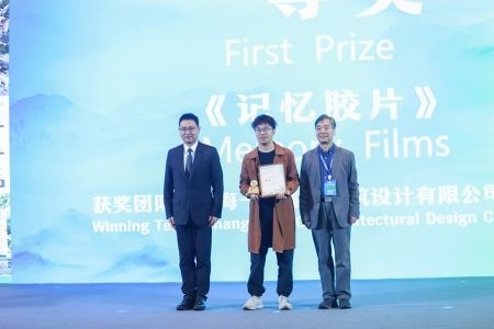 为获奖团队颁奖。 为获奖团队颁奖。