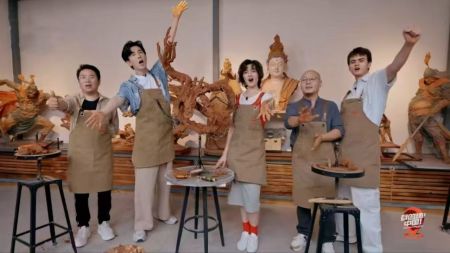 （嘉宾演员李川与免签探路官宋莉乐、雅各布在太原体验泥塑）