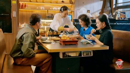 （免签探路官马帝亚、宋莉乐与嘉宾演员董晴在鄂尔多斯品尝蒙餐）