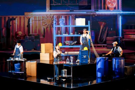 （节目创意运用玻璃、不锈钢等现代材料进行演奏）