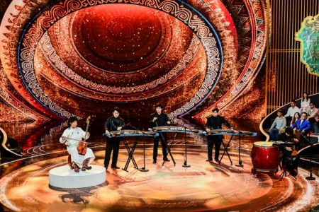 （张铎与翡翠·炫曜筝团融合演绎《卡门》与《瑶族舞曲》）