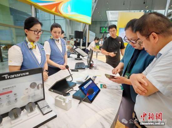 广州白云机场外籍人士便利化服务中心28日正式投入使用。中新网记者郭军摄