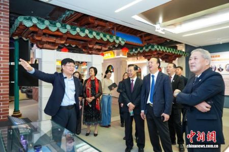 世界华商博览馆近日在广州开馆，吸引嘉宾参观。广州华商学院 供图