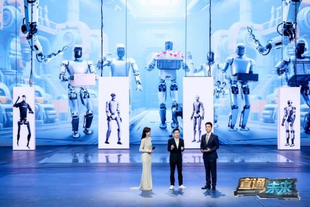 (宇树科技创始人王兴兴(中)接受现场采访) (宇树科技创始人王兴兴(中)接受现场采访)