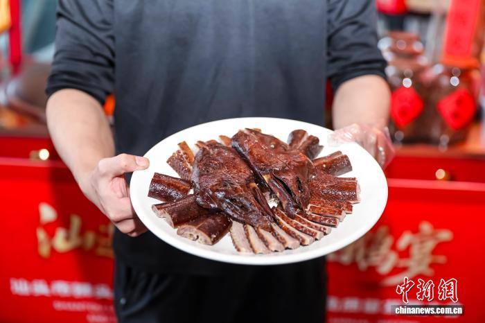 1月18日汕头卤狮头鹅肉展示。林大森摄