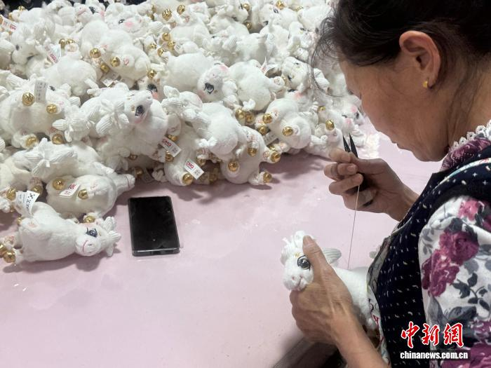 1月14日，广东省东莞市茶山镇的工作人员在制作马年毛绒玩偶。中新社记者