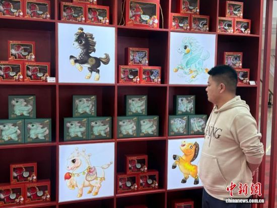 1月14日，广东省东莞市石龙镇一家马年“潮玩”主题快闪店吸引消费者。随着马年春节临近，广东东莞这座“中国潮玩之都”迎来马年“潮玩”生产销售热潮。中新社记者
