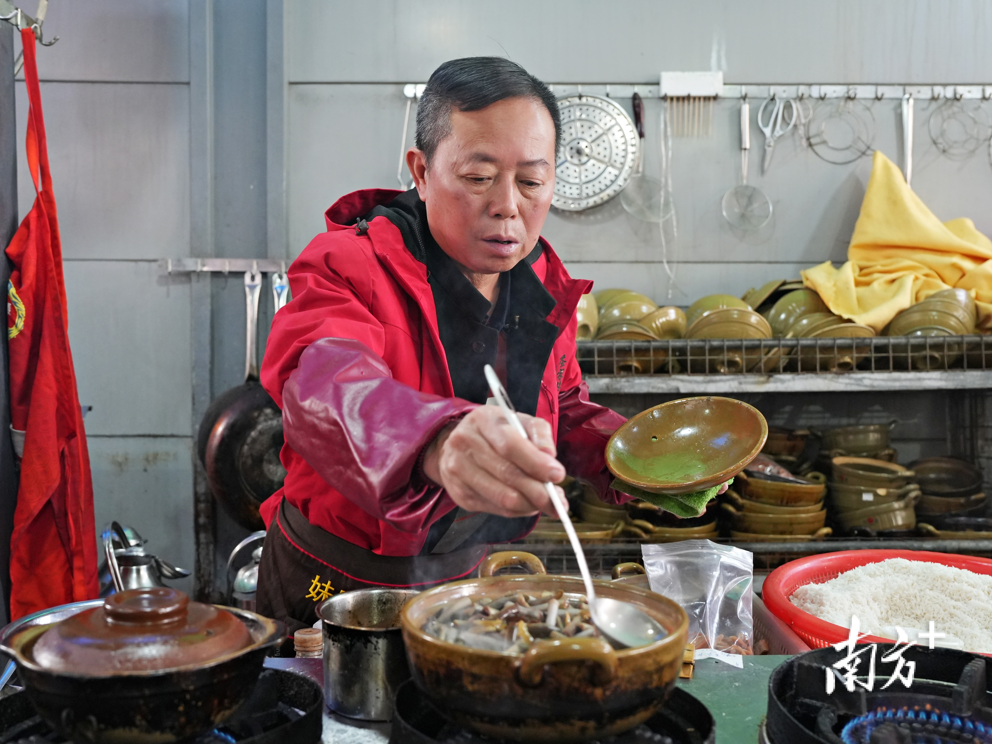 南沙疍家菜制作技艺市级代表性传承人郭英杰凭借厨艺征服食客味蕾。