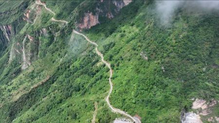 （千年封闭的悬崖村正式与外界通路）