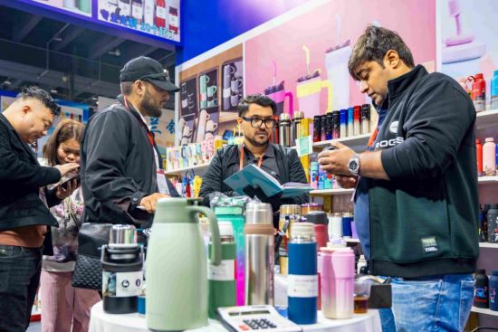 义乌国际博览中心，客商们正在选购商品、洽谈合作。陈业摄