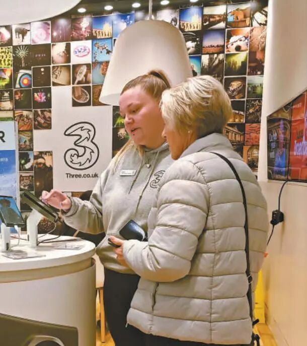 英国伦敦一家电信运营商的门店内，消费者正在选购荣耀手机。　　受访者供图