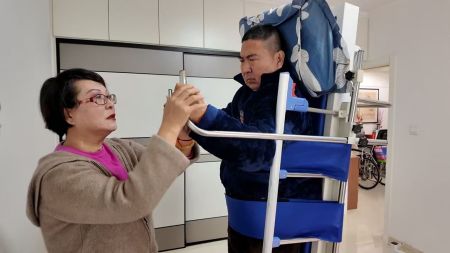 （康复治疗床租用每月仅需100多元，减轻病患家庭经济压力、免去奔波）