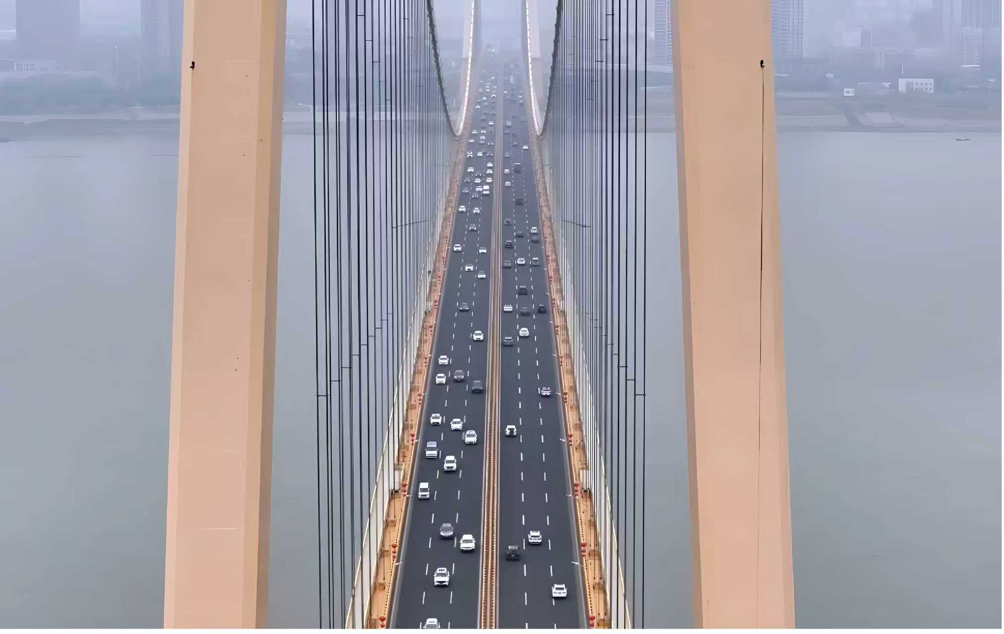 （在武汉杨泗港长江大桥上自动驾驶车辆与社会车辆并行穿梭）