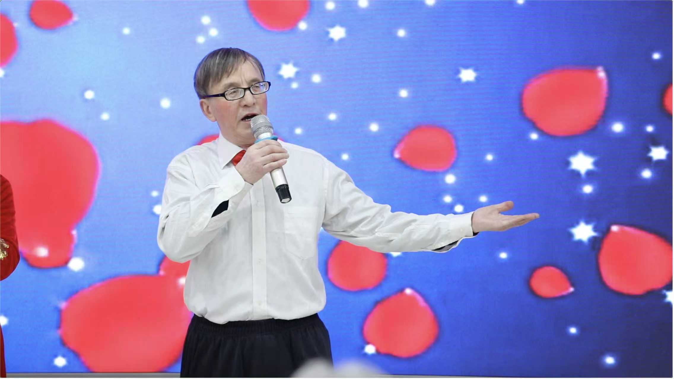 （年近七旬的独居老人加入社区乐队）