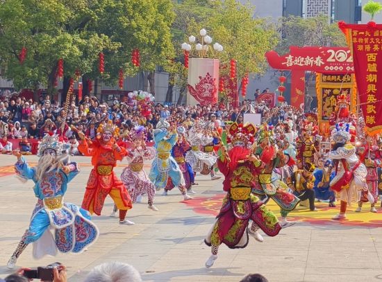 2月21日，“潮阳英歌·舞动五洲”2026年春节潮阳英歌嘉年华活动20支英歌队轮番登台表演。图为汕头潮阳西胪潮兴英歌队表演。林大森 摄