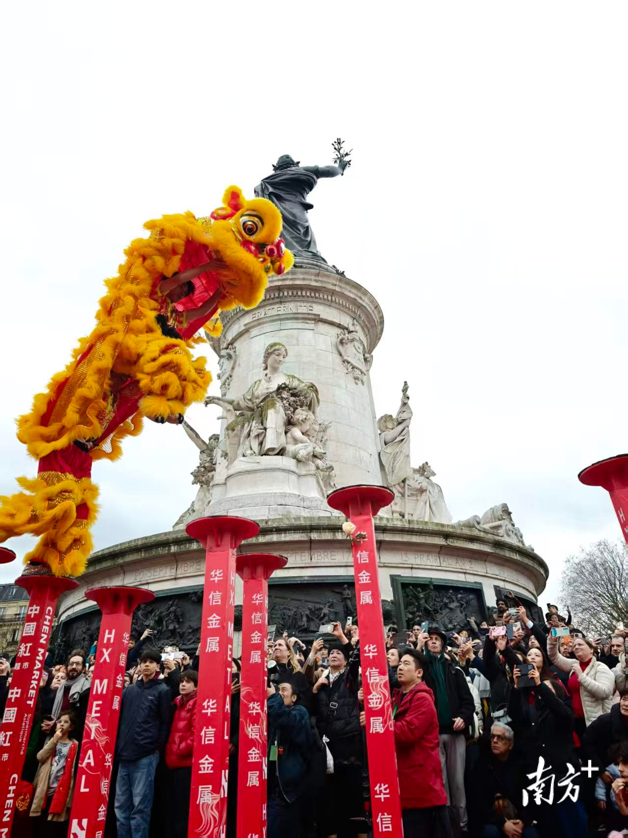 佛山醒狮飞跃巴黎共和广场。