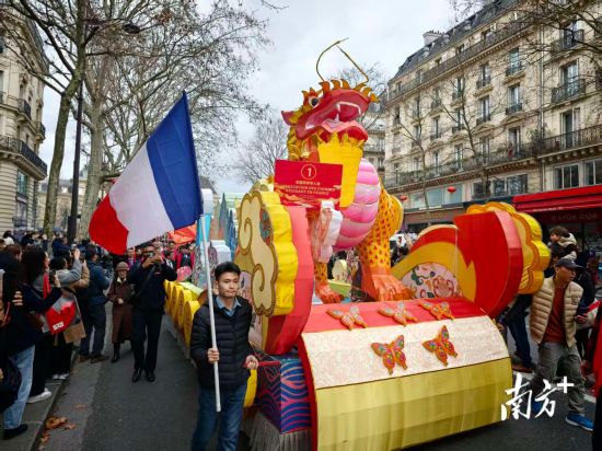 禅城花车首度亮相巴黎街头。