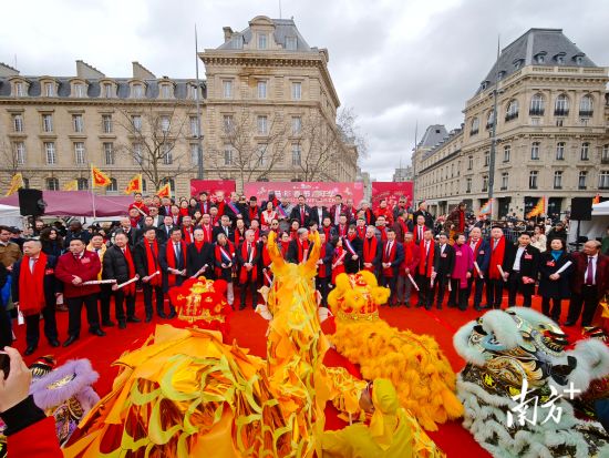 佛山醒狮向巴黎华侨华人及市民拜年。