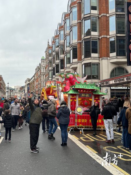 禅城花车再度亮相伦敦，市民与花车合影留念。