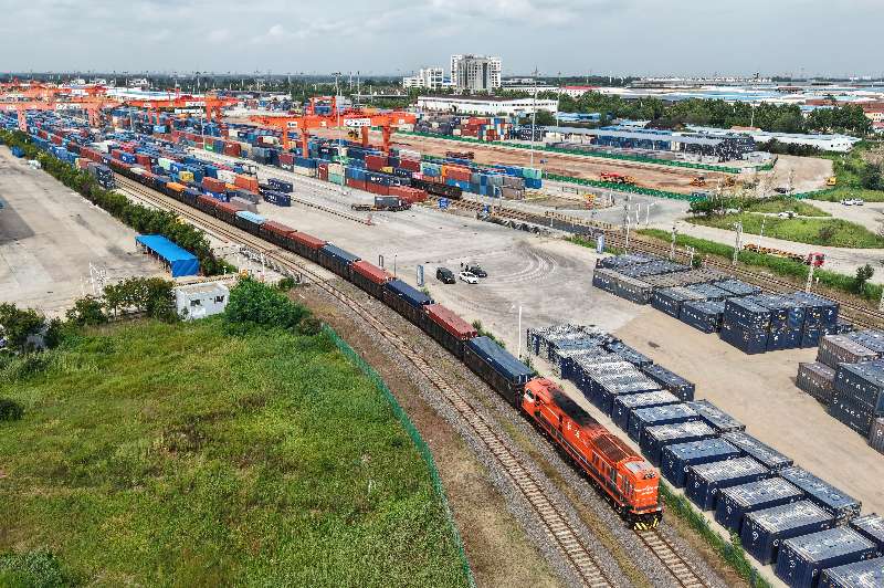 上合示范区多式联运中心。