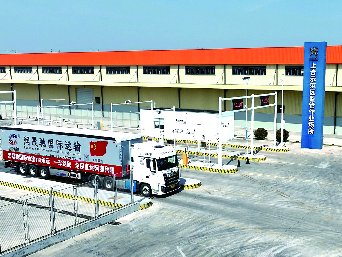 悬挂TIR标识的卡车从上合示范区依次发出,驶往阿塞拜疆。