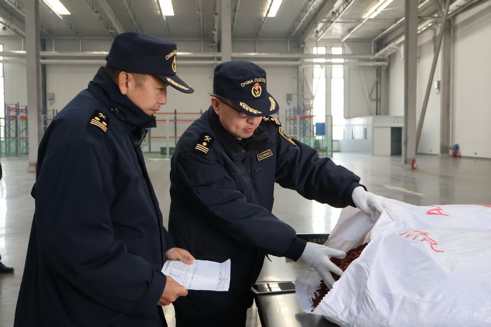 青岛海关关员查验出口货物。