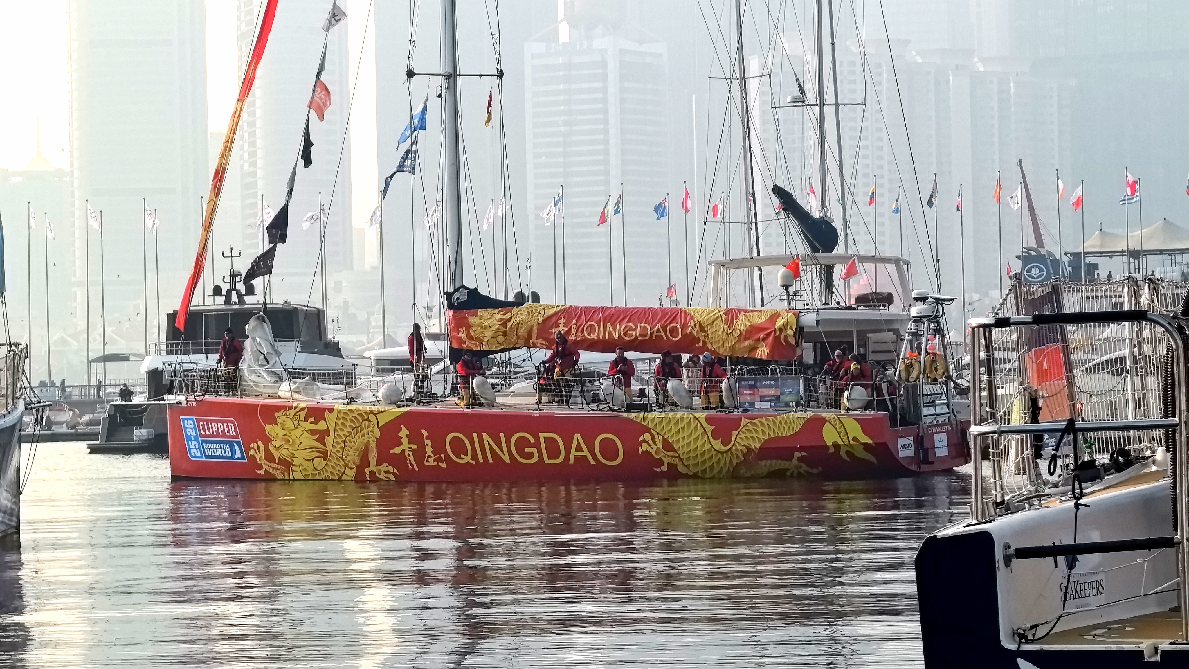 停泊在青岛奥林匹克帆船中心的“青岛号”。王雷