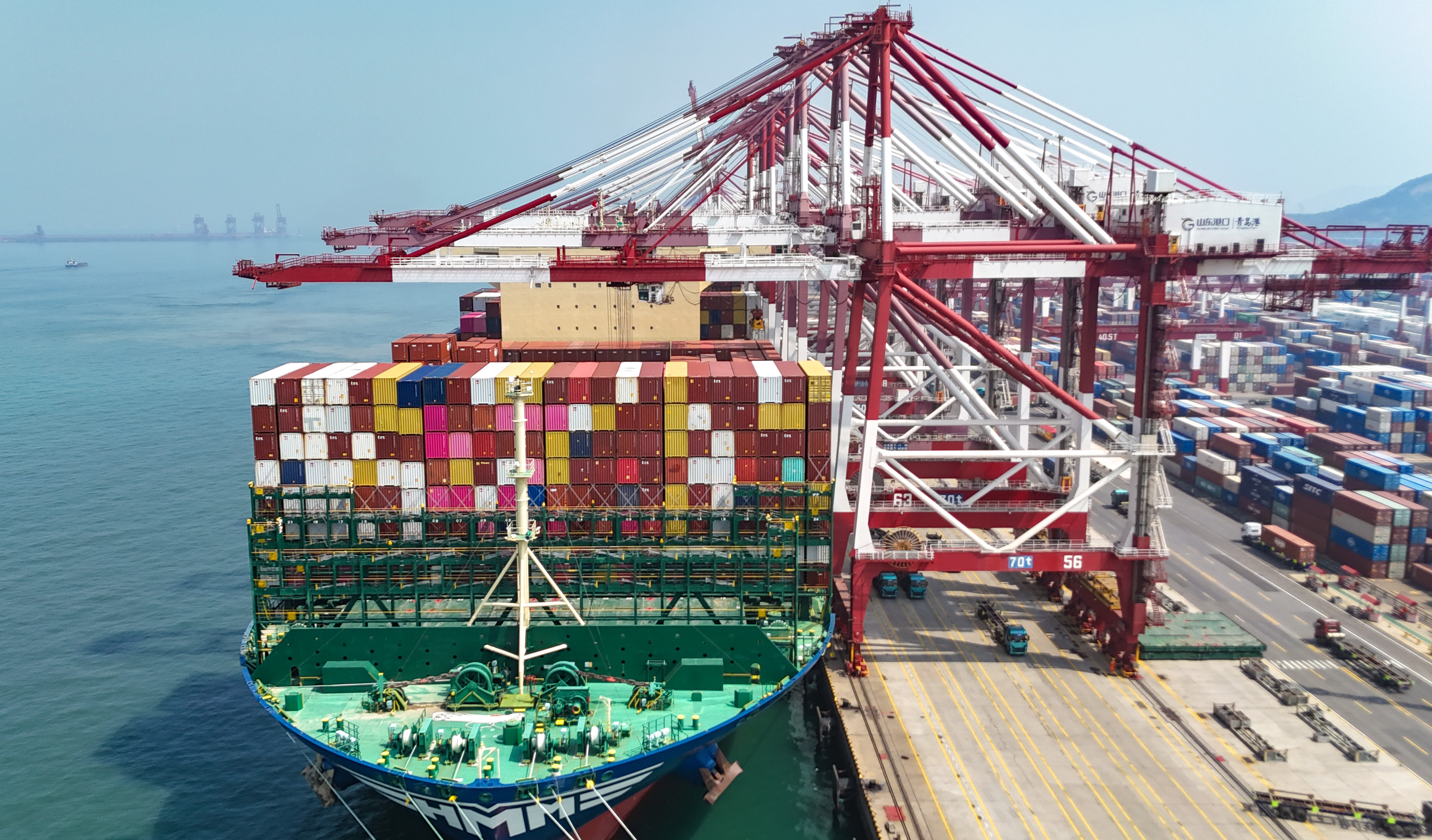 4月1日，货轮在山东港口青岛港装卸货物。张进刚