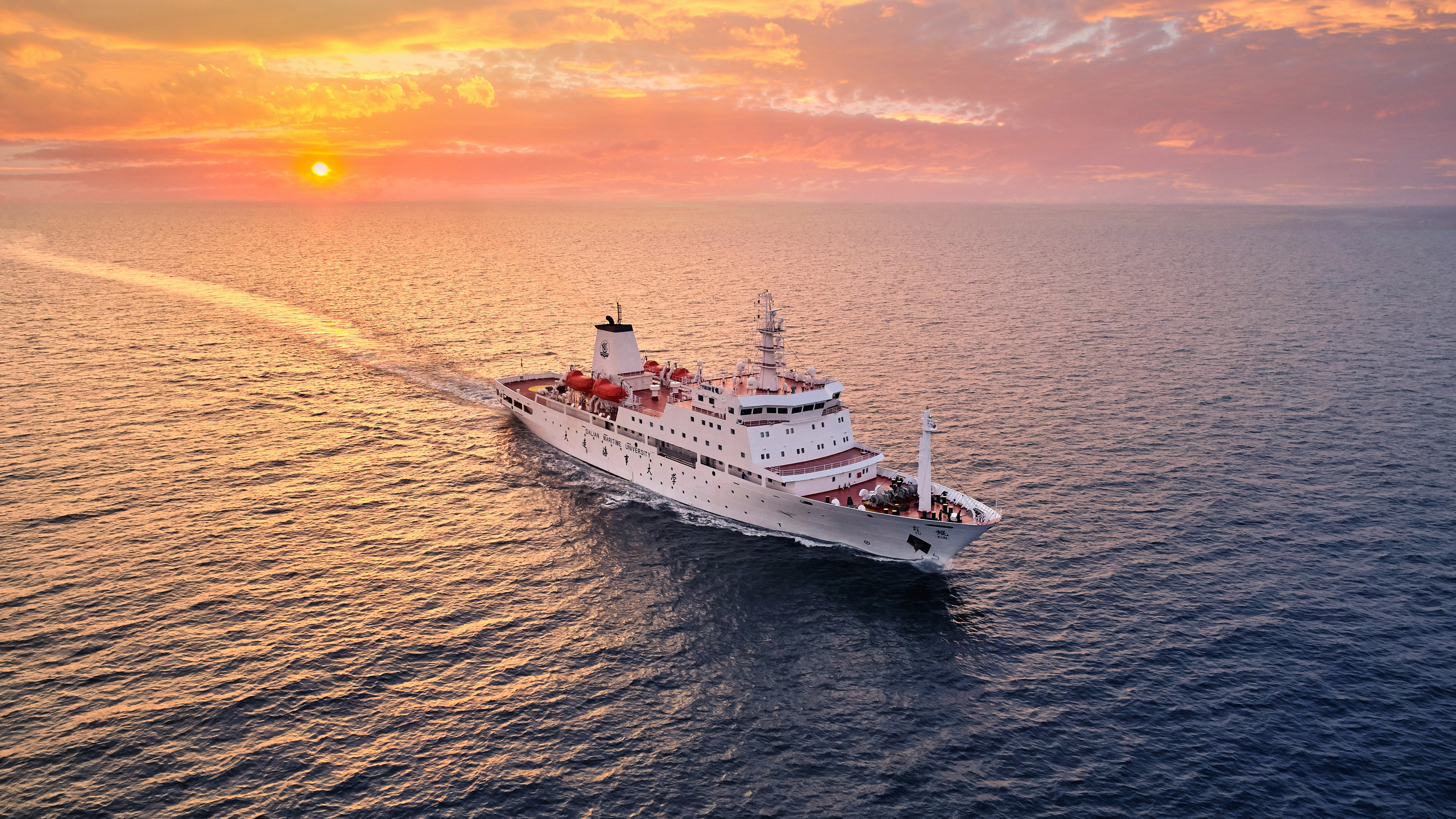 “育鲲”轮等三艘轮船参加2026青岛国际航运周活动，传播航海文化。刘