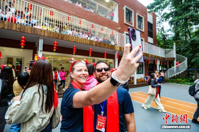 今年广府庙会举行期间,外国人士体验杨箕村非遗巡游活动。欧广傑
