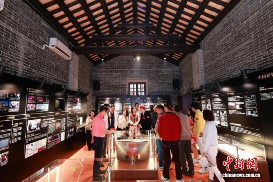 民众正在参观修缮改造后的佛山市顺德区北滘镇杨家祖屋。(顺德区北滘镇政府供图)