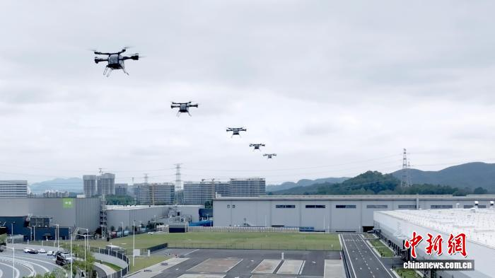 3月5日，汇天飞行汽车量产工厂，多机试飞进行性能验证。(小鹏汇天供图)