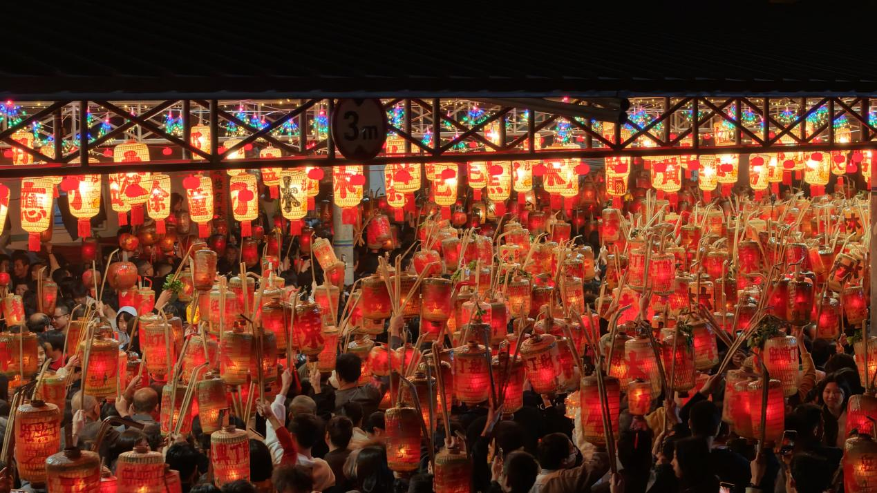 “营灯”现场。南方+拍客