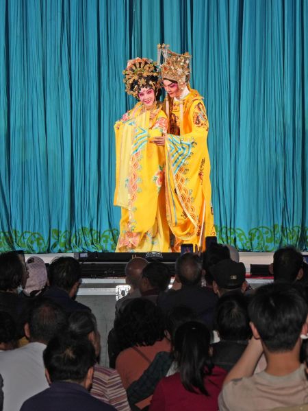 湛江吴川振江镇鱼笱埠，来自广州粤剧院的吴非凡和陈振江为村民表演粤剧《唐明皇与杨贵妃》。