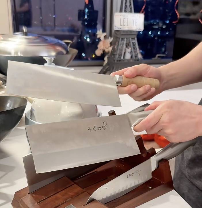 小叶厨房中的刀具也是广东造。