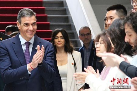 4月13日,北京,正在对中国进行正式访问的西班牙首相桑切斯(左)在清华大学与学生互动。 中新社记者 曾玥 摄 4月13日,北京,正在对中国进行正式访问的西班牙首相桑切斯(左)在清华大学与学生互动。 中新社记者 曾玥 摄