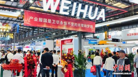 图为第十一届中国·长垣国际起重装备博览交易会会场。禹志超 摄
