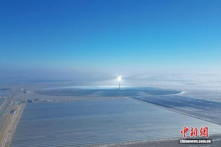1月8日，航拍甘肃省敦煌市光伏基地与熔盐塔式光热电站同框。(资料图) 　　中新社记者 李亚龙 摄