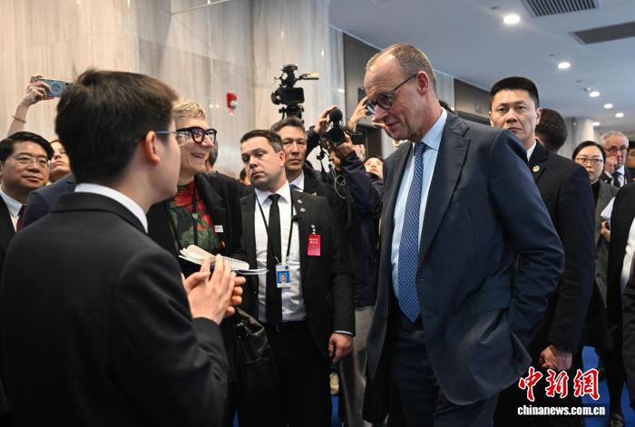 2026年2月26日，德国总理默茨率代表团在浙江杭州参访中国机器人企业宇树科技，和宇树科技创始人王兴兴交流。中新社记者