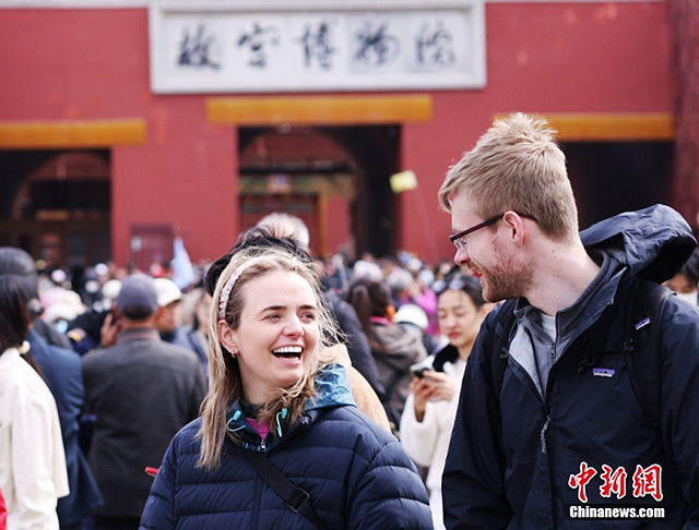 2025年4月13日，北京，外国游客走出故宫博物院。中新社记者