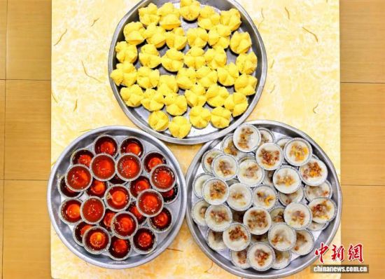 3月19日，广东台山市四九镇居民李曼红为“二月二”准备的发糕、咸糍等应节糕点。李晓春